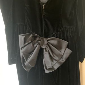 Vintage velvet backless dress with bow